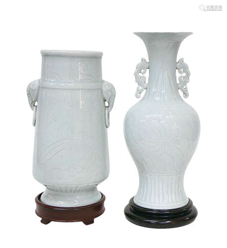 60年代豆青釉刻花瓶連木座(共2件)