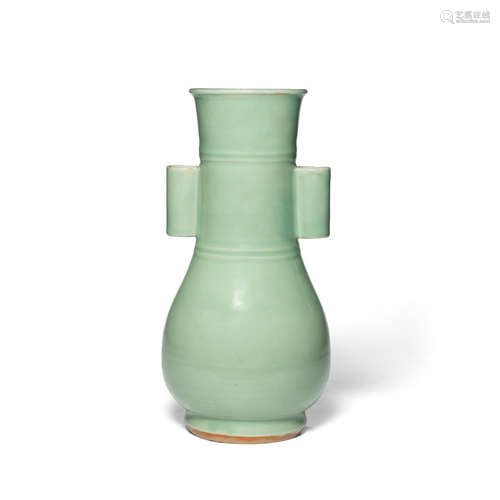 A LONGQUAN CELADON VASE Yuan/Ming dynasty