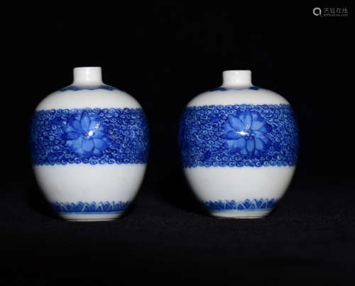A PAIR OF BLUE AND WHITE FLOWER VASES IN QING DYNASTY