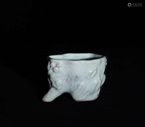 A HUTIAN KILN FLOWER WATER BASIN IN MING DYNASTY