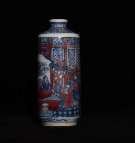 A BLUE AND WHITE UNDERGLAZED RED SNUFF BOTTLE  PAINTED WITH CHARACTERS IN  QING DYNASTY