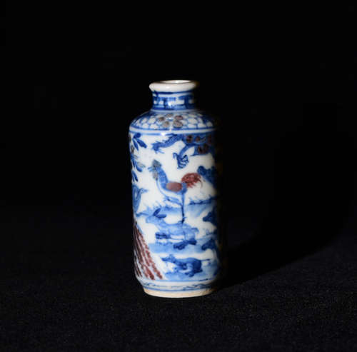 A BLUE AND WHITE UNDERGLAZED RED SNUFF BOTTLE WITH BEAST PATTERNS IN  QING DYNASTY