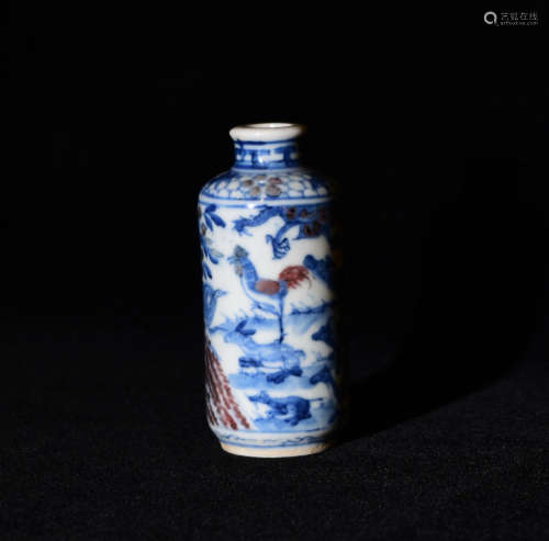 A BLUE AND WHITE UNDERGLAZED RED SNUFF BOTTLE WITH BEAST PATTERNS IN  QING DYNASTY