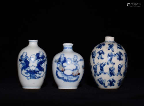 A GROUP OF THREE BLUE AND WHITE SNUFF BOTTLES  PAINTED WITH CHARACTERS IN  QING DYNASTY