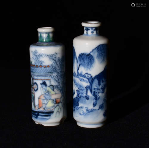 A GROUP OF TWO BLUE AND WHITE OVERGLAZED SNUFF BOTTLES IN  QING DYNASTY