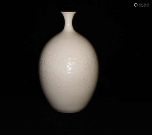 A DING KILN BOTTLE DARKLY CARVED WITH FLOWERS IN SONG DYNASTY