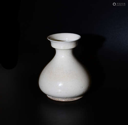 A GE KILN BOTTLE IN SONG DYNASTY