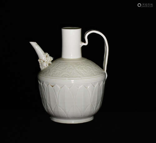 A DING KILN WHITE GLAZE HOLDING POT IN SONG DYNASTY