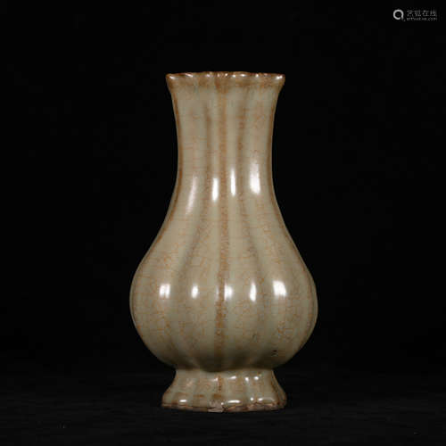 A GE KILN BOTTLE IN SONG DYNASTY