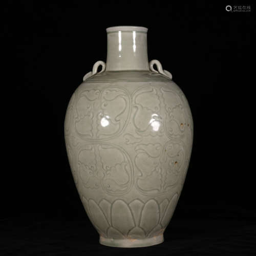 A YUE KILN BOTTLE DARKLY CARVED WITH FLOWERS IN SONG DYNASTY