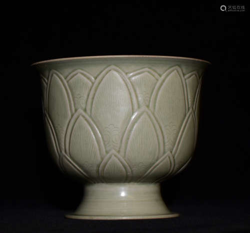 A YUE KILN BIG BOWL WITH HIGH FOOT IN SONG DYNASTY