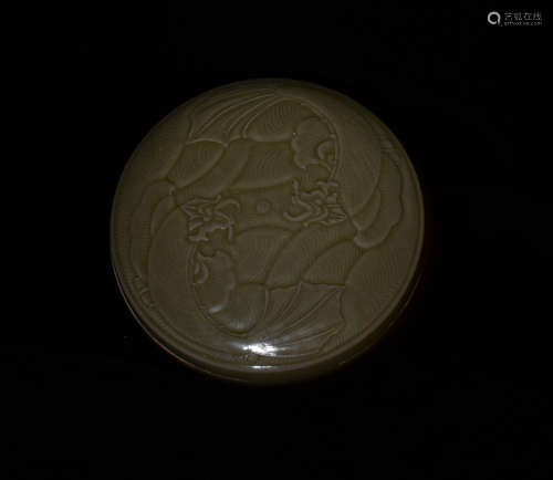 A YUE KILN COVER BOX WITH DRAGON PATTERNS IN SONG DYNASTY