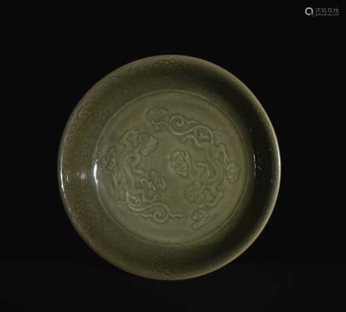 A LONGQUAN KILN PLATE DARKLY CARVED WITH DRAGON PATTERNS IN SONG DYNASTY