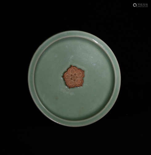A LONGQUAN KILN PLATE IN SONG DYNASTY