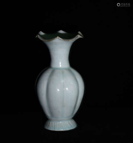 A HUTIAN KILN VASE SHAPED WITH FLOWER PETALS IN SONG DYNASTY