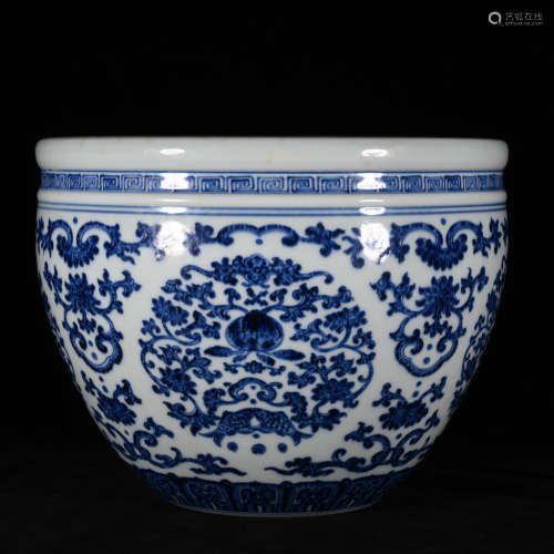A BLUE AND WHITE JAR PAINTED WITH FLOWERS IN QING DYNASTY