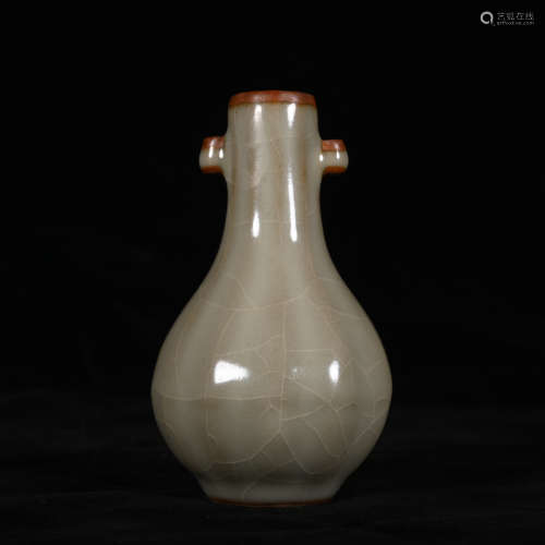 A GE GLAZE BOTTLE WITH DOUBLE EARS IN QING DYNASTY