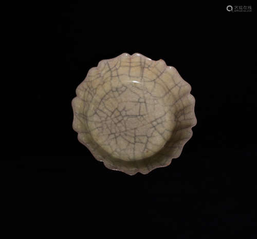 A GE KILN DISH SHAPED WITH FLOWER PETALS IN SONG DYNASTY