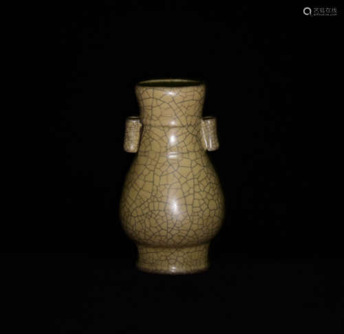 A GE KILN BOTTLE  WITH PIERCED HANDLES IN SONG DYNASTY