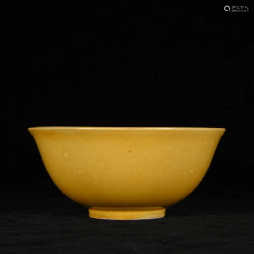 A YELLOW GLAZE BOWL IN QING DYNASTY