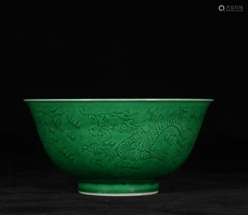 A GREEN GLAZE BOWL DARKLY CARVED WITH DRAGON PATTERNS IN QING DYNASTY
