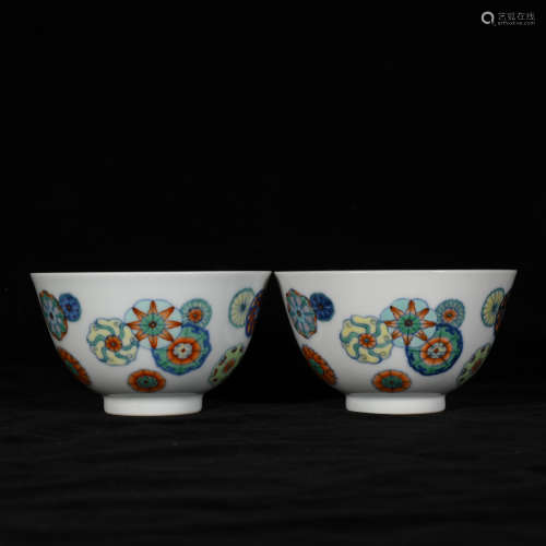 A PAIR OF BOWLS PAINTED WITH BALL-SHAPED FLOWERS IN DAOGUANG PERIOD