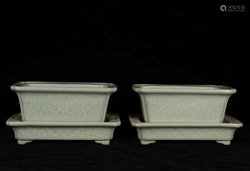 A BEAN-GREEN GLAZE  DARKLY CARVED FLOWER POTS IN QING DYNASTY