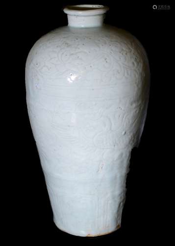 A WHITE GLAZE  PLUM VASE DARKLY CARVED WITH PHOENIX PATTERNS IN MING DYNASTY