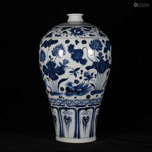 A BLUE AND WHITE PLUM VASE WITH MANDARIN DUCKS PATTERNS IN MING DYNASTY