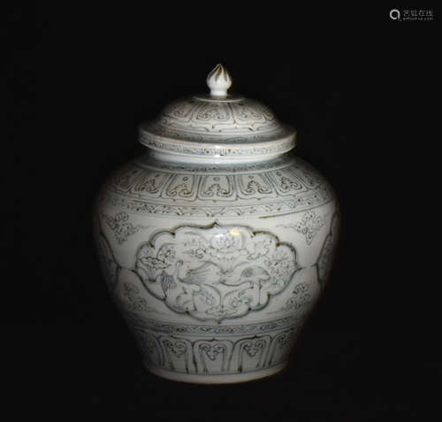 A BLUE AND WHITE COVER POT PAINTED FLOWERS IN YUAN DYNASTY