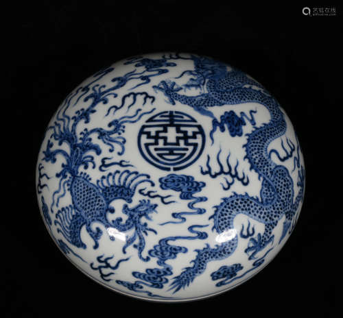 A BLUE AND WHITE HOLDING BOX WITH DRAGON AND PHOENIX PATTERNS  IN JIAQING PERIOD