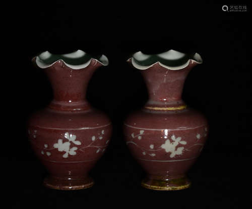 A PAIR OF RED GLAZE BOTTLES WITH FLOWER PATTERNS IN MING DYNASTY