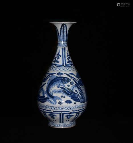 A BLUE AND WHITE OKHO SPRING BOTTLE WITH FISHES AND WATERWEEDS PATTERNS IN MING DYNASTY