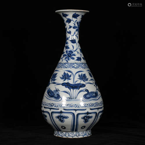 A BLUE AND WHITE OKHO SPRING BOTTLE WITH MANDARIN DUCKS PATTERNS IN MING DYNASTY