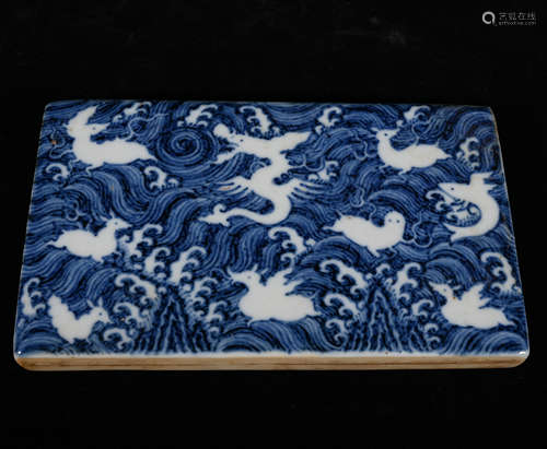 A BLUE AND WHITE PORCELAIN BOARD PAINTED DRAGON PATTERNS IN MING DYNASTY