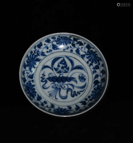 A BLUE AND WHITE FLOWER PLATE IN YUAN DYNASTY