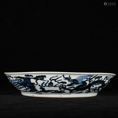 A BLUE AND WHITE PLATE  WITH DRAGON PATTERNS IN MING WANLI