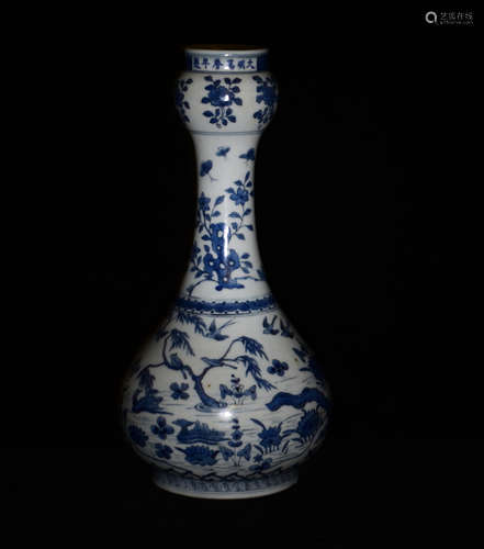 A BLUE AND WHITE GARLIC-HEAD VASE PAINTED WITH CHARACTERS IN MING WANLI