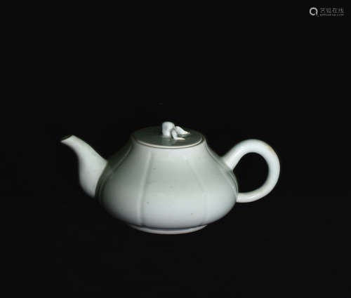 A WHITE GLAZE TEA POT IN QING DYNASTY