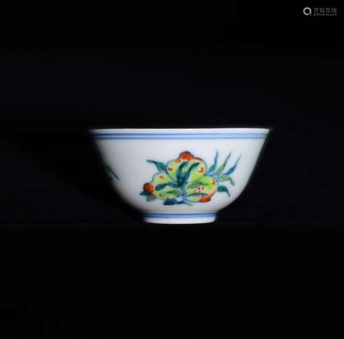 A BLUE AND WHITE CUP WITH FLOWERS AND FRUITS PATTERNS IN QING YONGZHENG