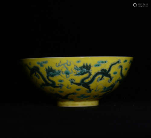A BOWL WITH GREEN DRAGON PATTERNS ON YELLOW BACKGROUND IN QING DYNASTY