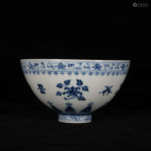 A BLUE AND WHITE FLOWER BOWL IN QING DYNASTY