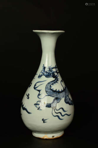 A Chinese Blue and White Dragon Pattern Porcelain Vase