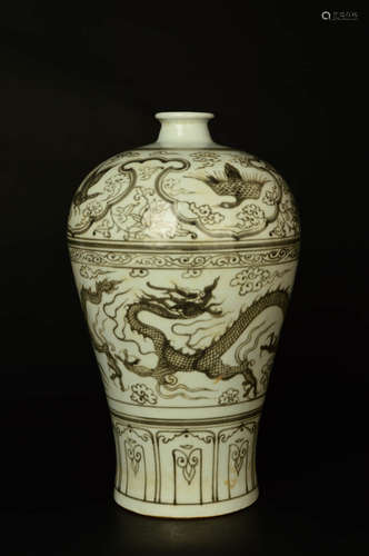 A Chinese Dragon Pattern Porcelain Vase