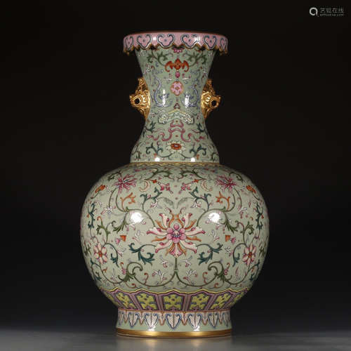 A Chinese Famille Rose Dragon Pattern Porcelain Vase