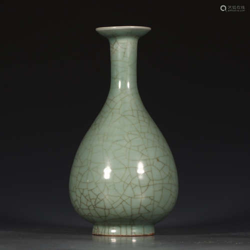 A Chinese Royal Kiln Porcelain Vase