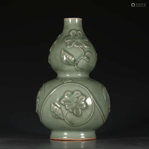 A Chinese Longquan Kiln Peony Painted Porcelain Gourd-shaped Vase