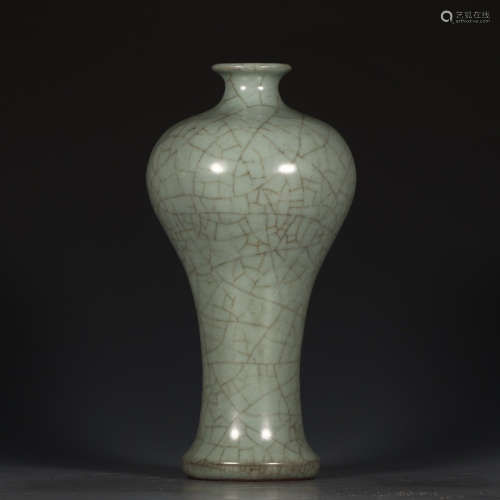 A Chinese Royal Kiln Blue Glazed Porcelain Vase