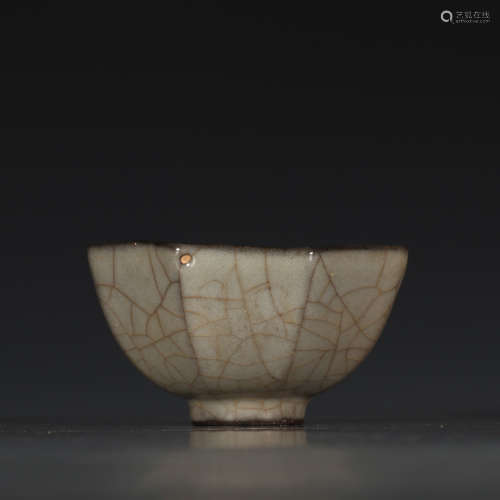 A Chinese Royal Kiln Porcelain Cup