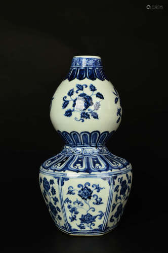 A Chinese Blue and White Floral Porcelain Gourd-shaped Vase